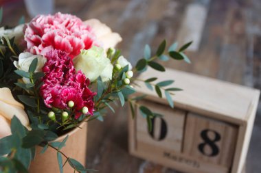 Taze yaz çiçekleri, bulanık arka plan