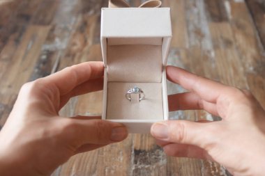 Şimdiki kutuda gümüş yüzük, bulanık arkaplan