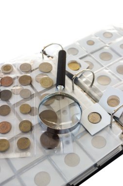 Ukrayna, Sumy, 11 Ekim 2019. Büyüteçle farklı eski koleksiyoncu paraları, açık arkaplan