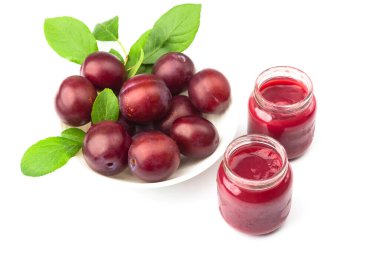 Mor taze olgun erik ve erik püresi ile bir bardak, hafif arka plan