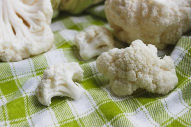 Peçete üzerinde taze karnabahar, gıda madde, kavramsal çekim, yumuşak odak arka plan