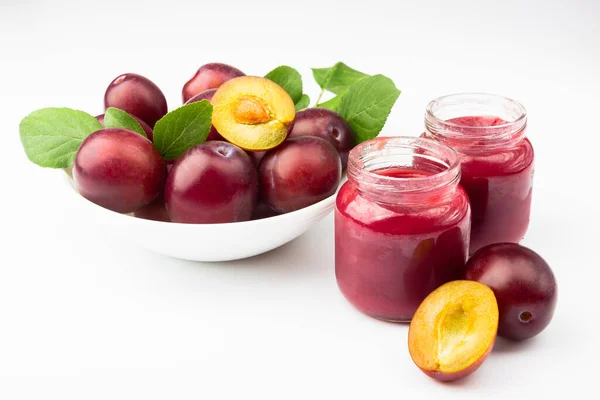 Violet Fresh Ripe Plums Glass Puree Plums Light Background — Stock Photo, Image