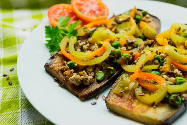 Melanzane Fritte Con Carne Macinata Verdure Diverse Decorazione Semi Lino — Foto Stock