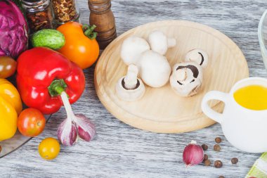 Natürmort renkli sebze ve mantar, yumuşak odak arka plan