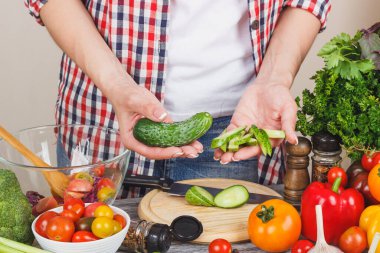 Kadın mutfakta aşçı, vücut parçası, yumuşak odak arka planı.