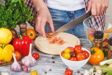 Kadın mutfakta aşçı, vücut parçası, yumuşak odak arka planı.