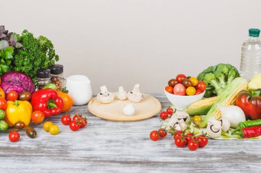 Natürmort renkli sebze ve mantar, yumuşak odak arka plan