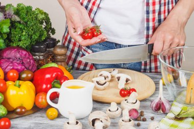 Kadın mutfakta aşçı, vücut parçası, yumuşak odak arka planı.