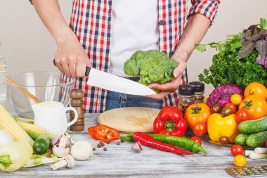 Kadın mutfakta aşçı, vücut parçası, yumuşak odak arka planı.