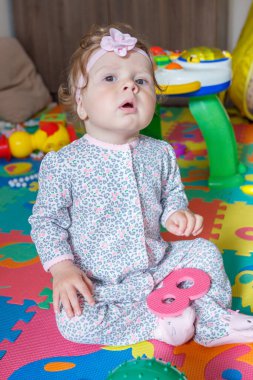 Yumuşak odak arkaplanı geliştirmek için renkli minder üzerinde küçük bir çocuğu oynamak