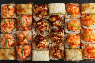 Japon yemeği: Somon balığı ve somon balıklı rulo, en iyi manzara.