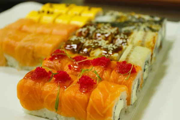 Japán Ételek Lazac Sushi Készlet Lazac Angolna Tekercsek Felülnézetből — Stock Fotó