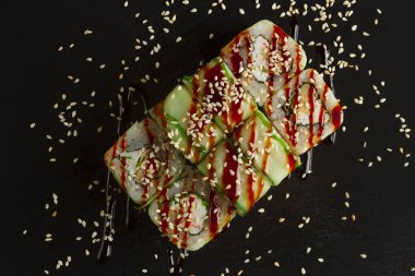 Japon yemeği: Somon balığı ve somon balıklı rulo, en iyi manzara.