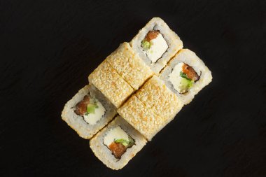 Japon yemeği: Somon balığı ve somon balıklı rulo, en iyi manzara.