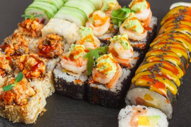 Japon yemeği: Somon balığı ve somon balıklı rulo, en iyi manzara.