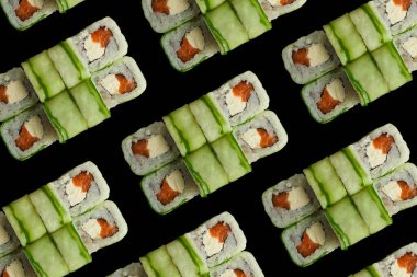 Japon yemeği: Somon balığı ve somon balıklı rulo, en iyi manzara.