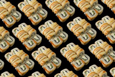 Japon yemeği: Somon balığı ve somon balıklı rulo, en iyi manzara.