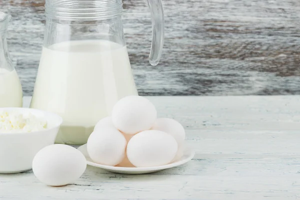 Verschillende Zuivelproducten Witte Houten Planken Wazige Ondergrond — Stockfoto