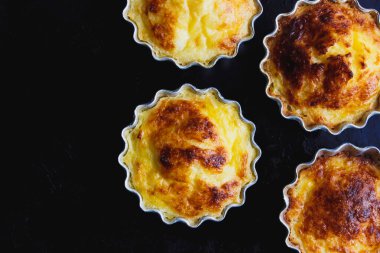 Ev yapımı güveç, kek şekilli, siyah arkaplan, üst görünüm