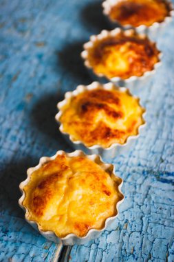 Ev yapımı güveç, kek şekilli, ahşap arka planda.