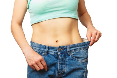 İnce, güzel bir kadın büyük beden, diyet ve sağlık konsepti giyer.