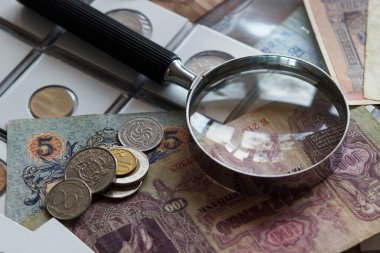 Farklı madeni paraların ve eski banknotların arka planı, üst görünüm