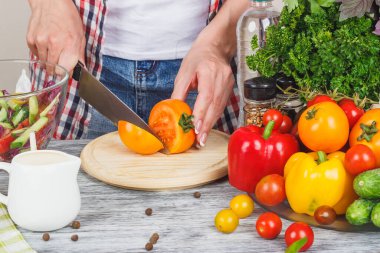 Kadın mutfakta aşçı, vücut parçası, yumuşak odak arka planı.