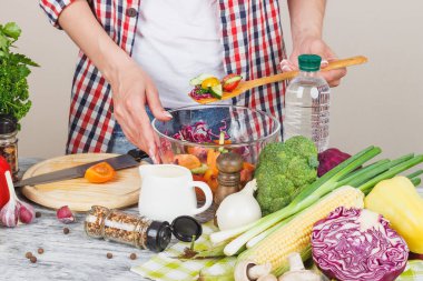 Kadın mutfakta aşçı, vücut parçası, yumuşak odak arka planı.