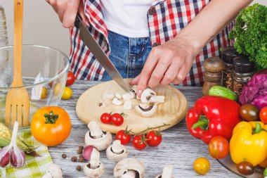 Kadın mutfakta aşçı, vücut parçası, yumuşak odak arka planı.