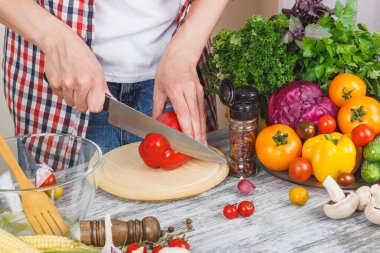 Kadın mutfakta aşçı, vücut parçası, yumuşak odak arka planı.