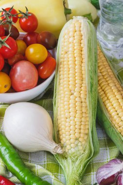 Natürmort renkli sebze ve mantar, yumuşak odak arka plan