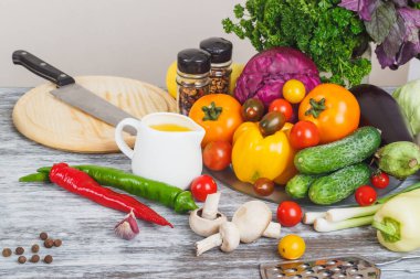 Natürmort renkli sebze ve mantar, yumuşak odak arka plan