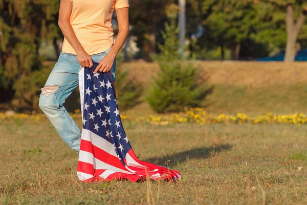 Žena Flag United States America Hand Outdoors Soft Focus Background — Stock fotografie