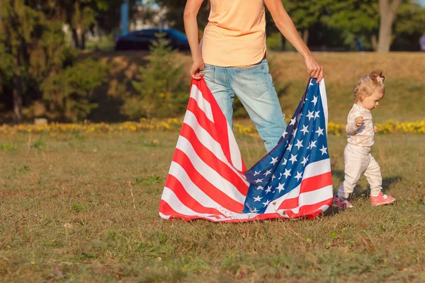 Niño Pequeño Una Mujer Con Una Bandera Estados Unidos América —  Fotos de Stock