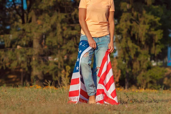 Mujer Con Una Bandera Estados Unidos América Mano Aire Libre —  Fotos de Stock