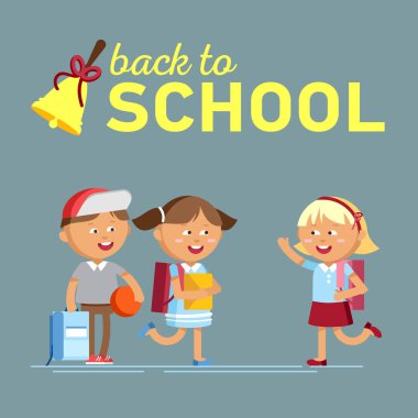 öğrenciler okul sırt çantaları ile