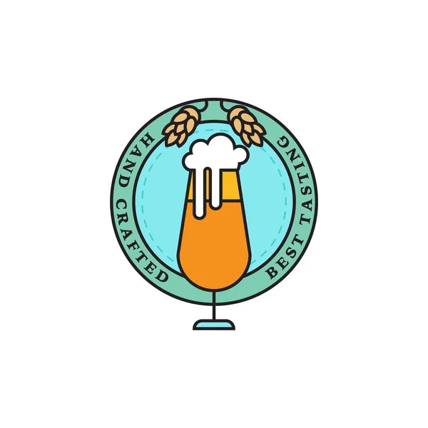 Conjunto de logotipos lineales de cervecería. Etiquetas con botellas y lúpulo — Vector de stock