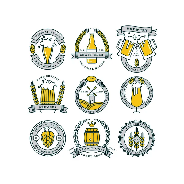 Conjunto de logotipos lineales de cervecería. Etiquetas con botellas y lúpulo — Vector de stock