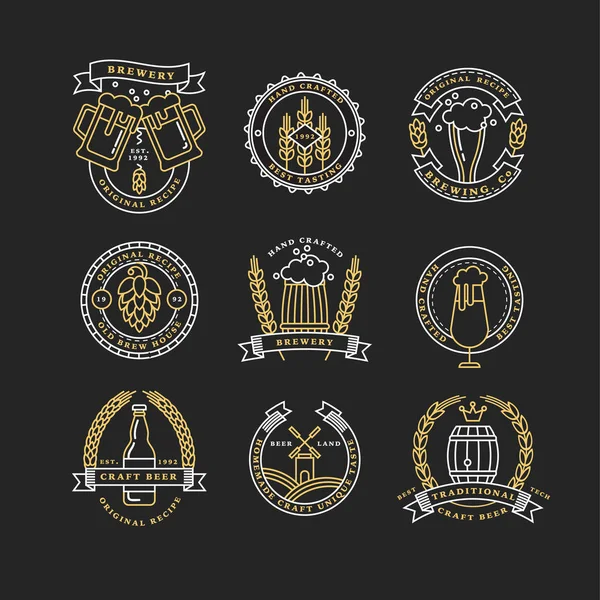 Ensemble de logos linéaires de brasserie. Etiquettes avec bouteilles et houblon — Image vectorielle