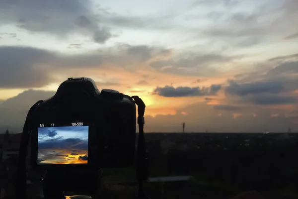 Shooting the beautiful Sunset Sky.Focus on camera. — Stock Photo, Image