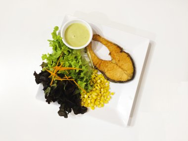 Somon salata tatlı ve ses salata sosu ile.