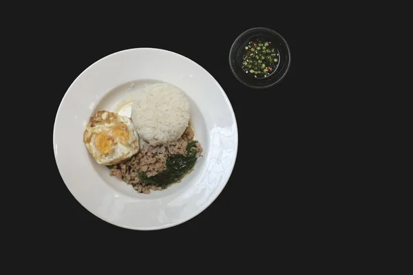 Reis mit gebratenem Basilikum, Hackfleisch und Ei isoliert — Stockfoto