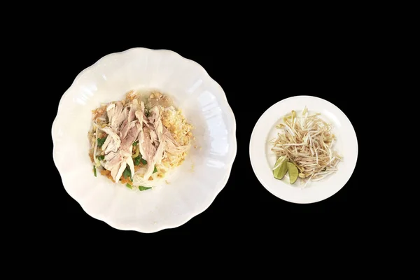Beliebte thailändische Speise namens Reisnudel mit Huhn und Gemüse. — Stockfoto