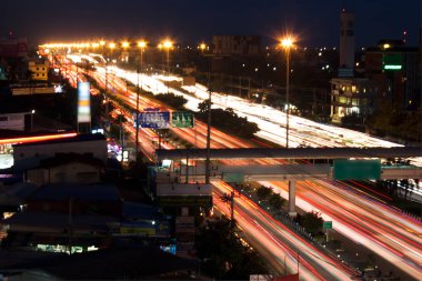 Şehir ve trafik ışığı bokeh arka plan bulanıklık görünümü yukarıdaki soyut.
