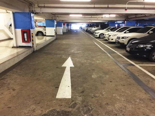 Perspektywy wnętrza Parking garaż. — Zdjęcie stockowe