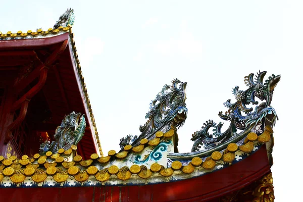 Детали украшения Дракона на китайском храме . — стоковое фото