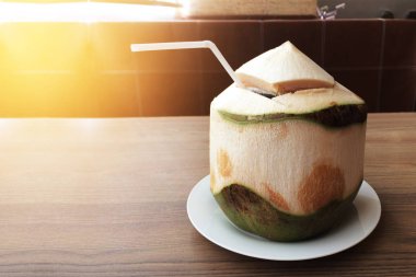 Yaz aylarında lezzetli taze hindistan cevizi suyu.