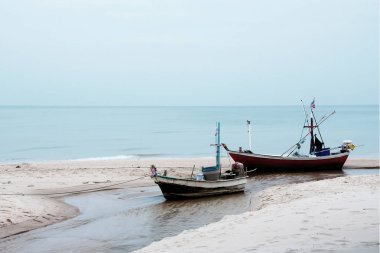 İki küçük balıkçı tekneleri, gece balıkçılık için beklemek.