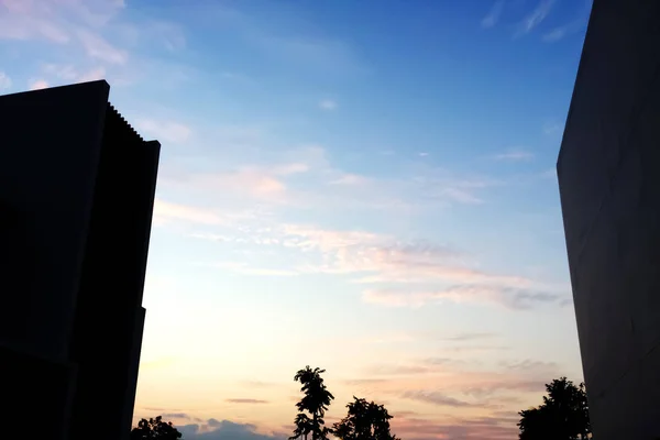 Solnedgång och Silhouette arkitektur öppna till himlen. — Stockfoto