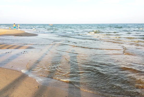 La arena, el mar, el cielo y la hermosa playa . — Foto de Stock